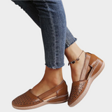 Anatomické kožené baleríny s výřezy a páskem