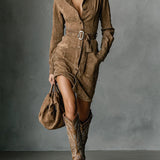 Šaty z semiše s jedním knoflíkem a klopou, dlouhý rukáv, midi délka (včetně pásku)