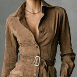 Šaty z semiše s jedním knoflíkem a klopou, dlouhý rukáv, midi délka (včetně pásku)