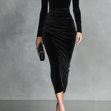 Elegantní černé sametové bodycon šaty s vysokým límcem