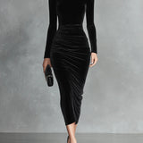 Elegantní černé sametové bodycon šaty s vysokým límcem