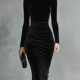 Elegantní černé sametové bodycon šaty s vysokým límcem