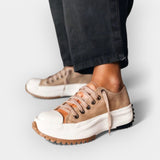 Moderní sportovní boty s tlustou podrážkou