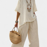 Celkový minimalistický Daisy v přírodních odstínech s oversized blůzou a širokými kalhotami pro jednoduchý a elegantní styl