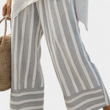 Sada Daisy s Asymetrickým Tričkem a Pruhovanými Kalhotami pro Moderní a Elegantní Styl